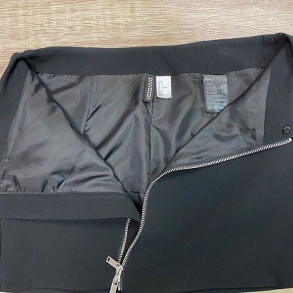 H&M Mini Skirt w/Asymmetrical Zipper & Zippered Pockets Black - Size 8 - Picture 5 of 11